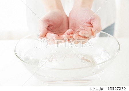 ビューティーイメージ　洗顔する女性　手元アップ 15597270
