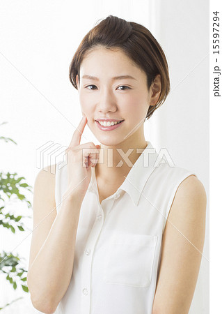 ビューティーイメージ 若い女性 ビューティーイメージ 若い女性 15597294