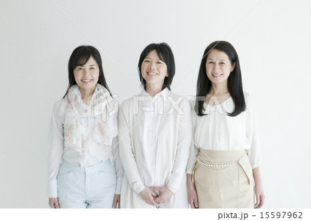 ３人で並ぶ50代女性 15597962