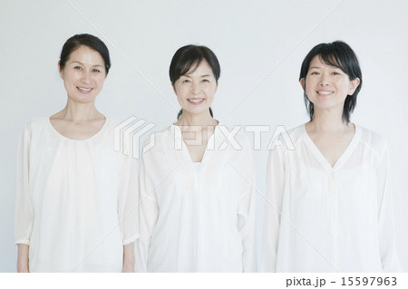 3人で並ぶ50代女性 3人で並ぶ50代女性 15597963