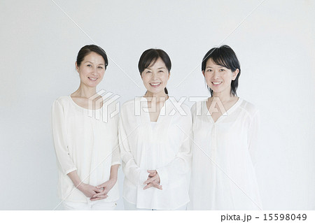 ３人で並ぶ50代女性 15598049