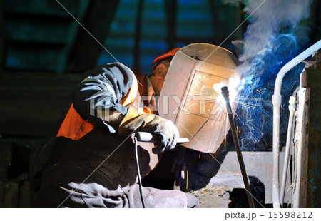 welder working 15598212