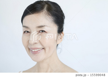 スキンケアをする50代女性 スキンケアをする50代女性 15599048