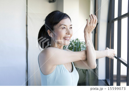 ストレッチする50代女性 ストレッチする50代女性 15599073