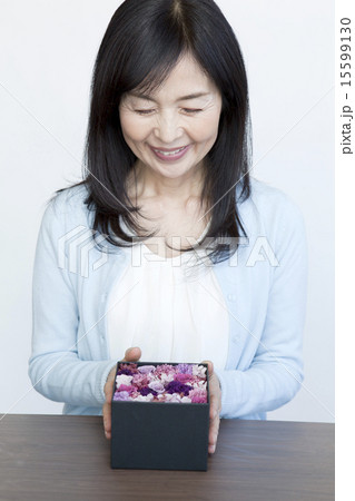 花と50代女性 15599130