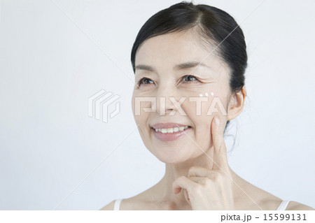 スキンケアをする50代女性 15599131