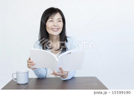 読書をする50代女性 15599190
