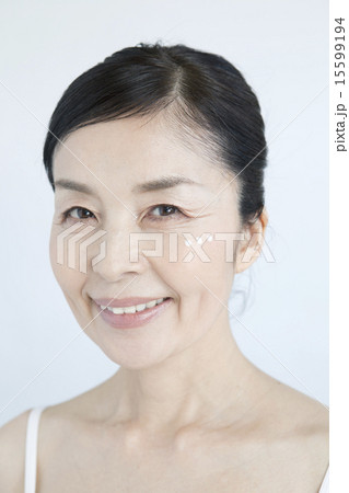 スキンケアをする50代女性 15599194