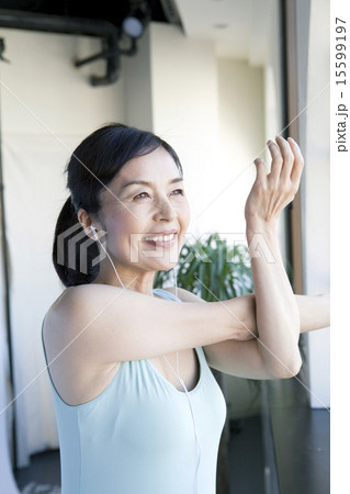 ストレッチする50代女性 15599197