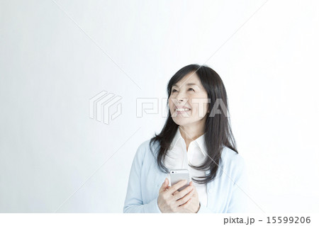 スマホを使う50代女性 15599206