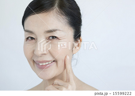 スキンケアをする50代女性 15599222