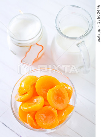 apricots 15600446