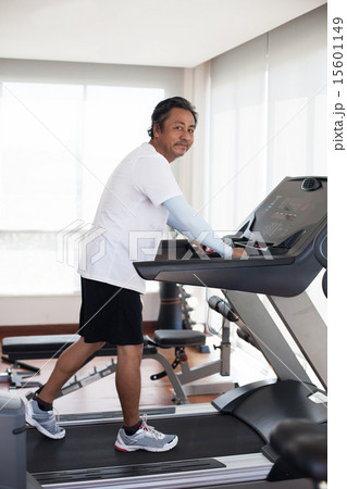 senior man 59s years old in fitness club  15601149