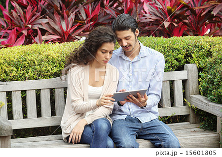 公園でデートをする外国人カップルの写真素材