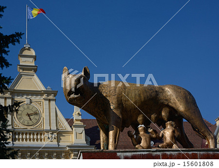 Romulus and Remus with she-wolf 15601808