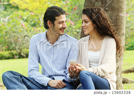 公園でデートをする外国人カップルの写真素材