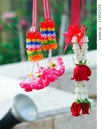 Fresh flower and artificial flower garland hanged Fresh flower and artificial flower garland hanged 15602524