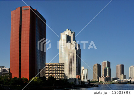 勝鬨橋から見た隅田川沿いの高層ビル群 勝鬨橋から見た隅田川沿いの高層ビル群 15603398