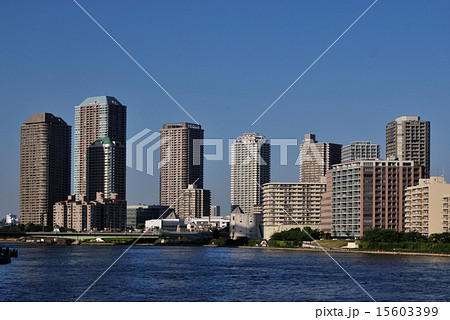勝鬨橋から見た隅田川沿いの高層ビル群 勝鬨橋から見た隅田川沿いの高層ビル群 15603399