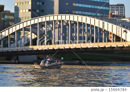 勝鬨橋をくぐろうとする警視庁の警備艇らいちょう 15604784