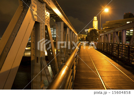 横浜税関をバックに橋の夜景 15604858