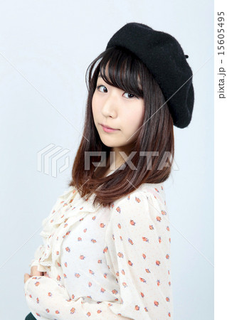 ベレー帽の女性 15605495