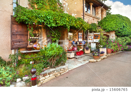 Shop with handmade ceramics in Roussillon 15606765