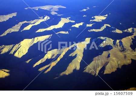 山々の頂が朝日に照らし出された南米アンデス山脈 15607509