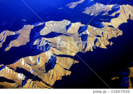 山々の頂が朝日に照らし出された南米アンデス山脈 15607936