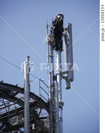 携帯電話の基地局工事は命がけ 携帯電話の基地局工事は命がけ 15608154