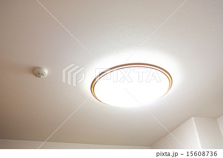 住宅の照明で使われる室内用のLEDシーリングライト 15608736