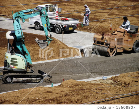 舗装工事前の路盤を固めています 15608807