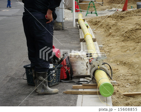 埋設用ガス管を接続していますの写真素材 15608855 Pixta