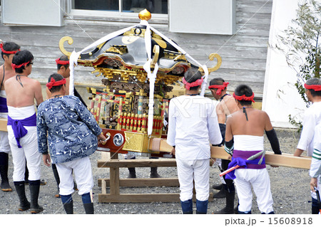 神輿と担ぎ手の写真素材