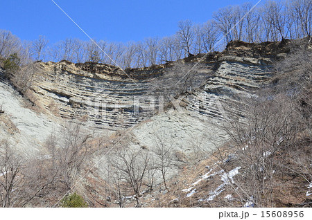 露出した地層 赤平川 左岸 埼玉県秩父郡小鹿野町 の写真素材