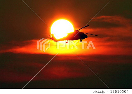 美しい夕日を背景に飛行する東日本大震災等でも活躍した米海軍SH-60Bシーホーク艦上対潜ヘリコプター 15610504