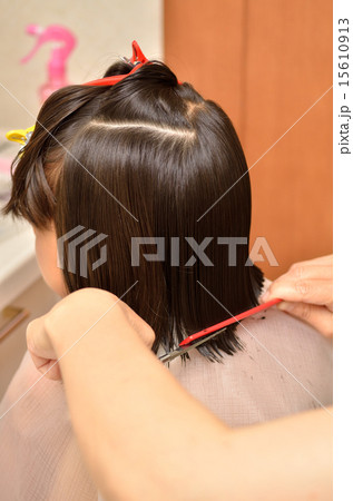 散髪する女の子の写真素材