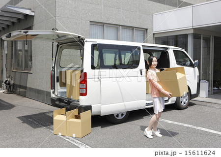 ミニバンで引越しする若い女性 ミニバンで引越しする若い女性 15611624