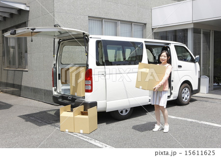ミニバンで引越しする若い女性 ミニバンで引越しする若い女性 15611625