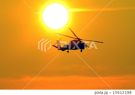 美しい夕日を背景に飛行する東日本大震災等でも活躍した米海軍SH-60Bシーホーク艦上対潜ヘリコプター 美しい夕日を背景に飛行する東日本大震災等でも活躍した米海軍SH-60Bシーホーク艦上対潜ヘリコプター 15612198