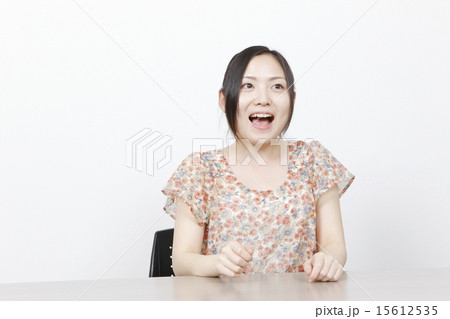 ひらめきの若い女性 15612535