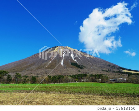 春・みるくの里からの大山と空 春・みるくの里からの大山と空 15613150
