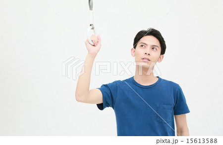 吊革につかまる若い男性 15613588