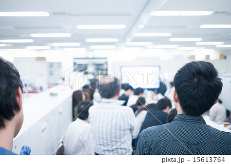 プレゼンを聞く若者 15613764