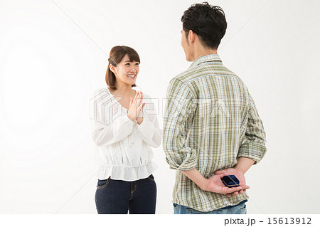 婚約する若いカップル 15613912