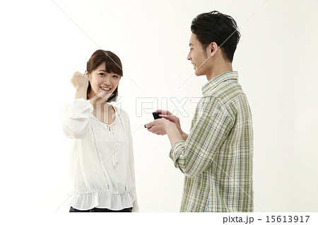 婚約する若いカップル 婚約する若いカップル 15613917