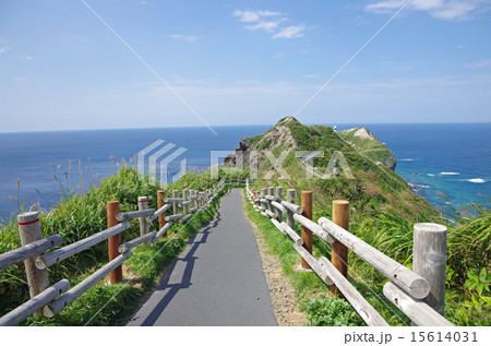 青い空、青い海の神威岬 15614031