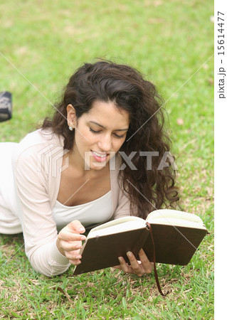 公園で読書をする外国人女性 公園で読書をする外国人女性 15614477