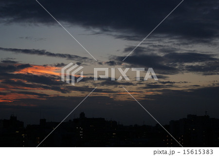 夕焼け空と街並みシルエット 夕焼け空と街並みシルエット 15615383