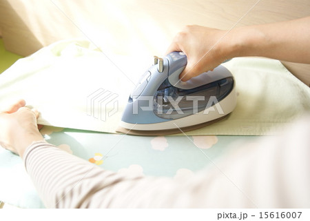日向でアイロンかけ 15616007